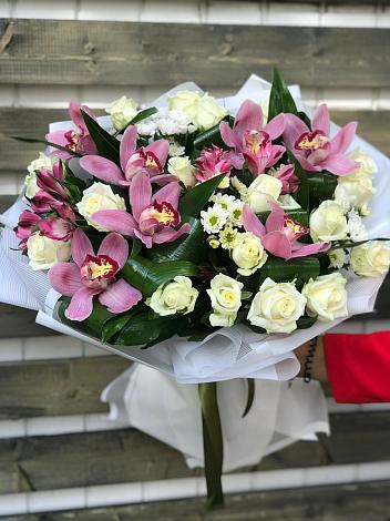 Букет цветов из: Розы и Хризантемы в Киргиз-Мияки