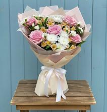 Букет цветов из:  Гвоздики, Орхидеи и Розы в Киргиз-Мияки