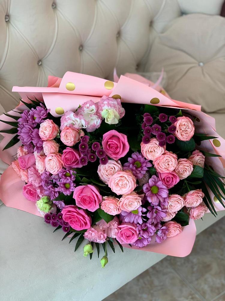 Букет цветов из: Хризантемы, Розы и Лизиантусы в Киргиз-Мияки