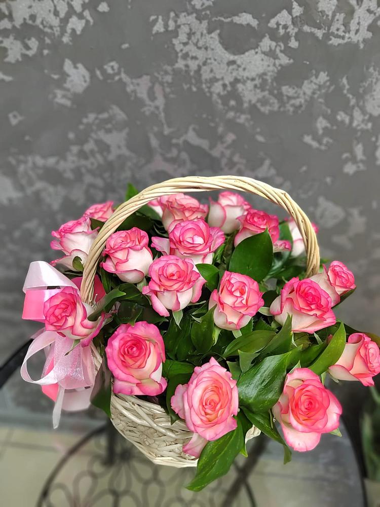 Цветочная композиция из Розы в корзине в Киргиз-Мияки