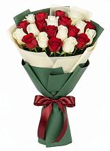 Букет Микс из красных и белых роз в Киргиз-Мияки