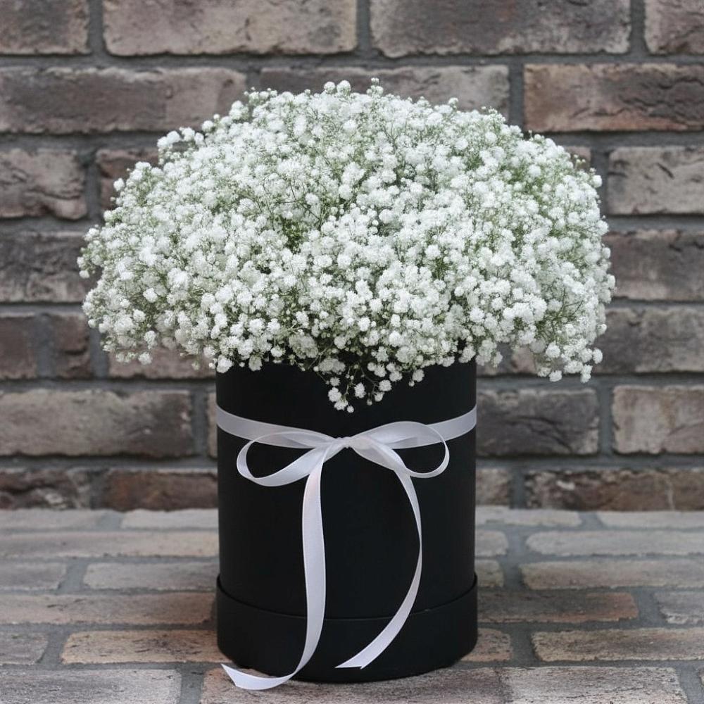 Цветочная композиция из Гипсофила в шляпной коробке в Киргиз-Мияки