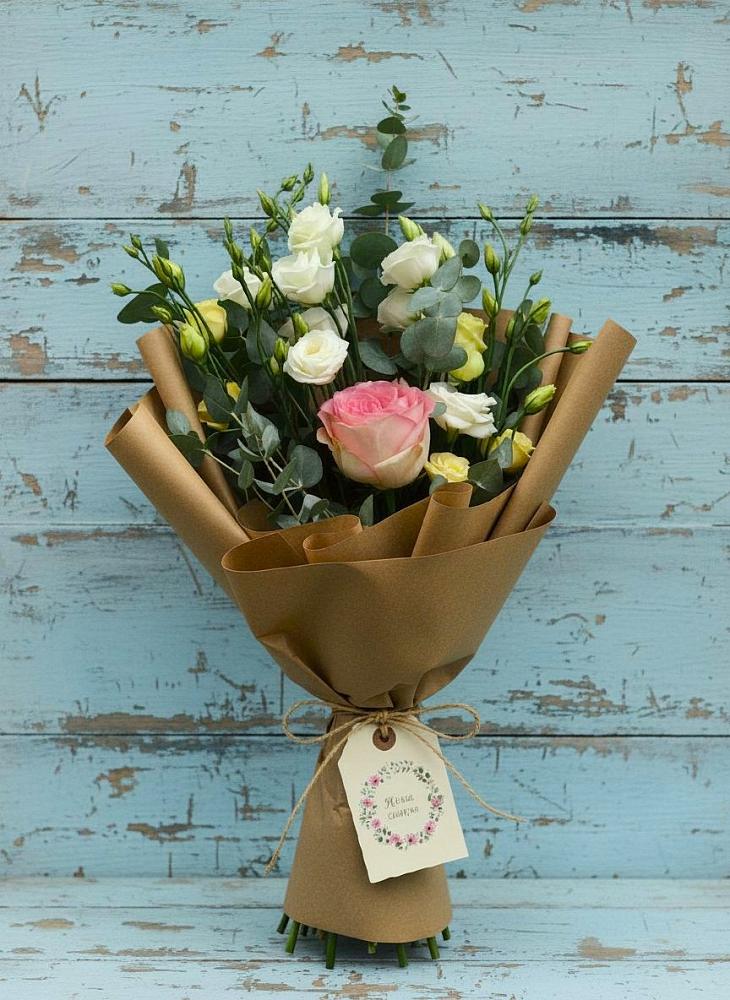 Букет цветов из: Розы и Лизиантусы в Киргиз-Мияки