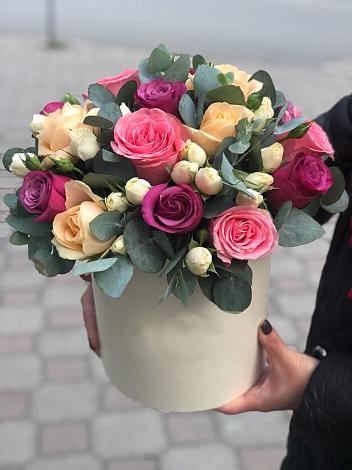 Цветочная композиция из Розы в шляпной коробке в Киргиз-Мияки