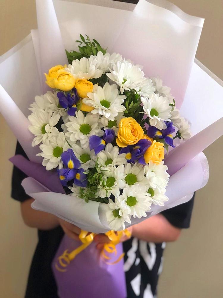 Букет цветов из: Ирисы, Хризантемы и Розы в Киргиз-Мияки