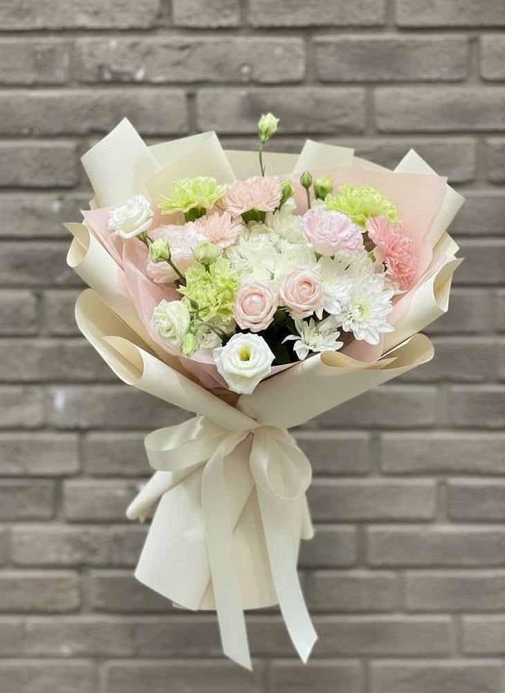 Букет цветов из: Гвоздики, Розы, Лизиантусы и Хризантемы в Киргиз-Мияки