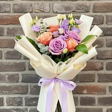 Букет цветов из:  Лизиантусы и Розы в Киргиз-Мияки