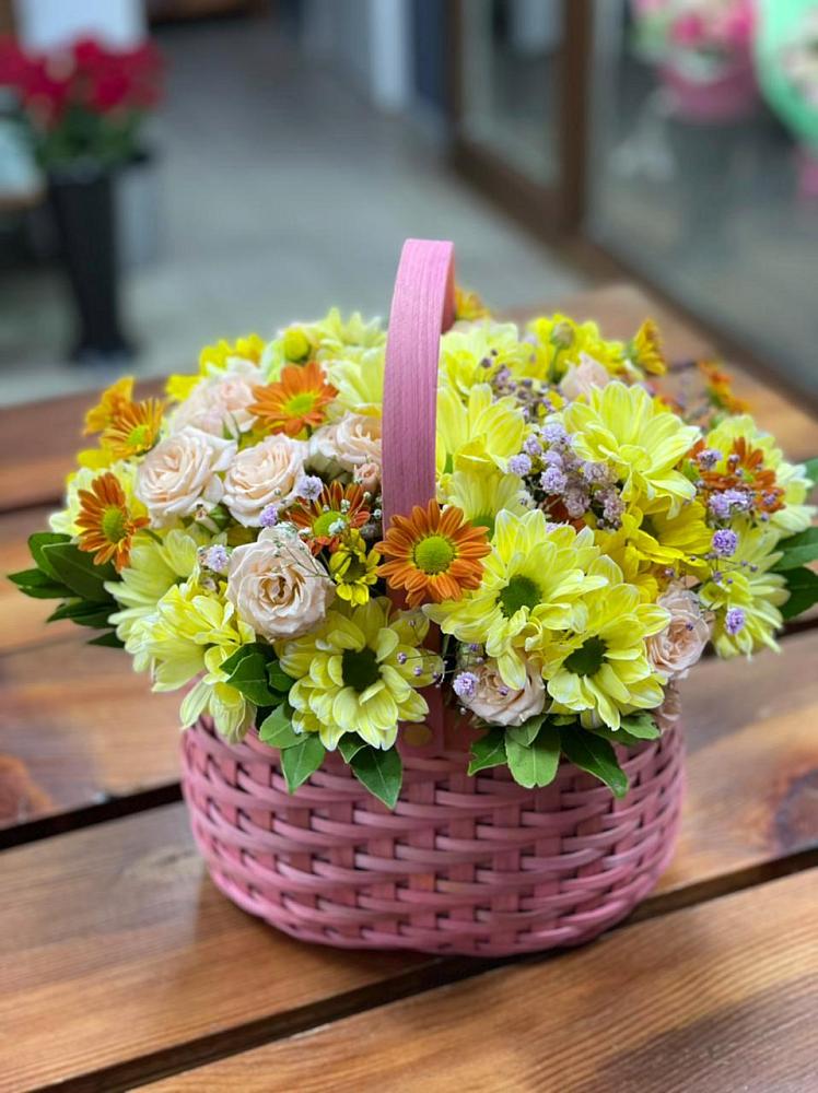 Цветочная композиция из Хризантемы и Розы в корзине в Киргиз-Мияки