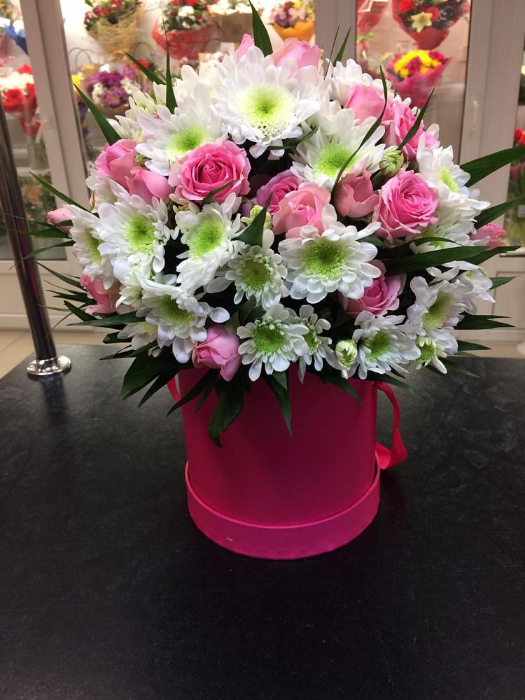 Цветочная композиция из Розы и Хризантемы в шляпной коробке в Киргиз-Мияки