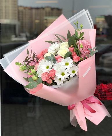 Букет цветов из: Розы, Лизиантусы и Хризантемы в Киргиз-Мияки