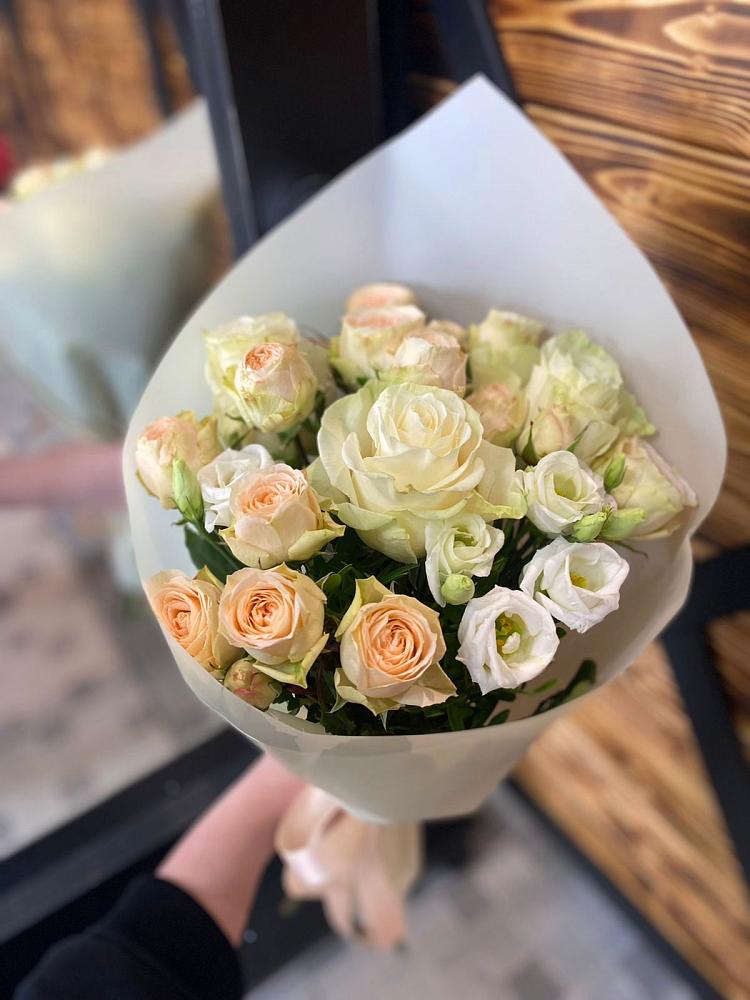 Букет цветов из: Розы и Лизиантусы в Киргиз-Мияки